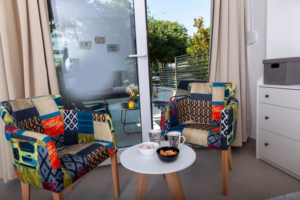 Living room with access to the balcony.