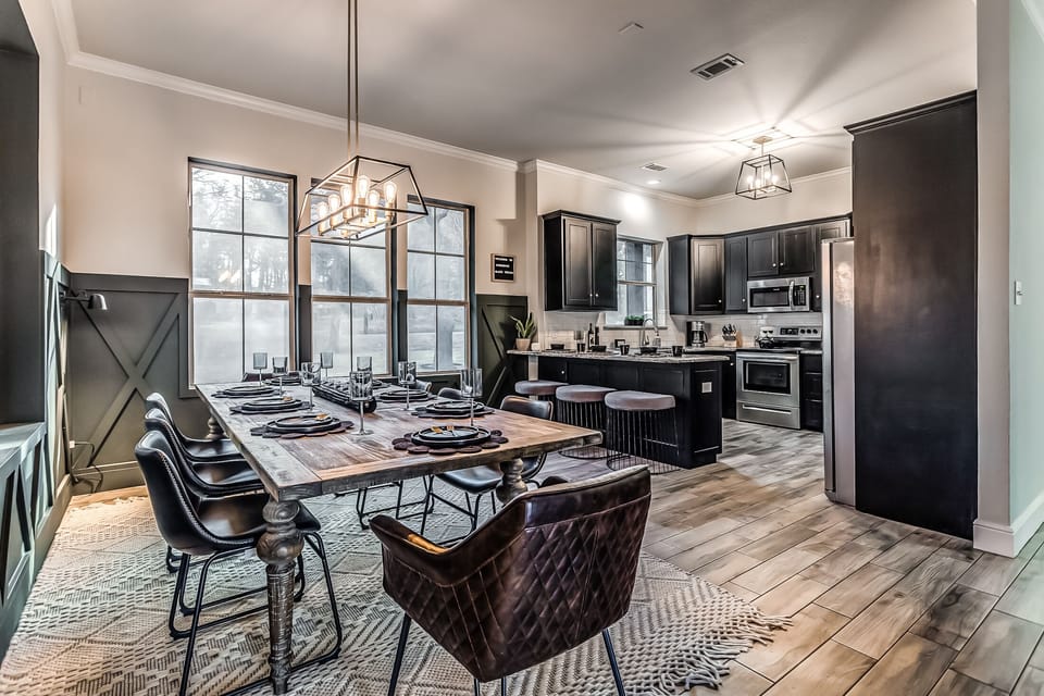 Large Dining Room & Bar for Relaxing Family Dinners