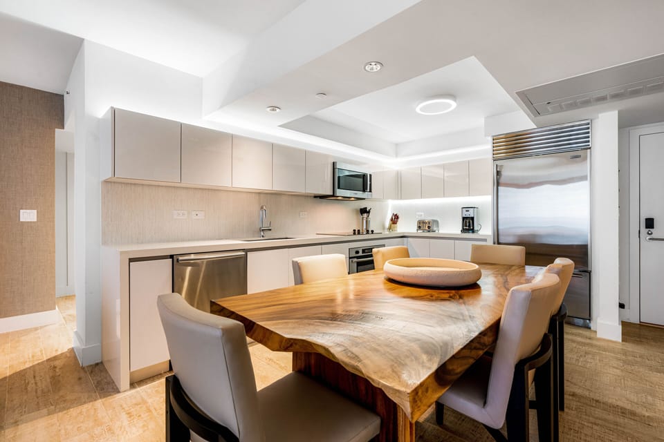Full Kitchen with Dining Table