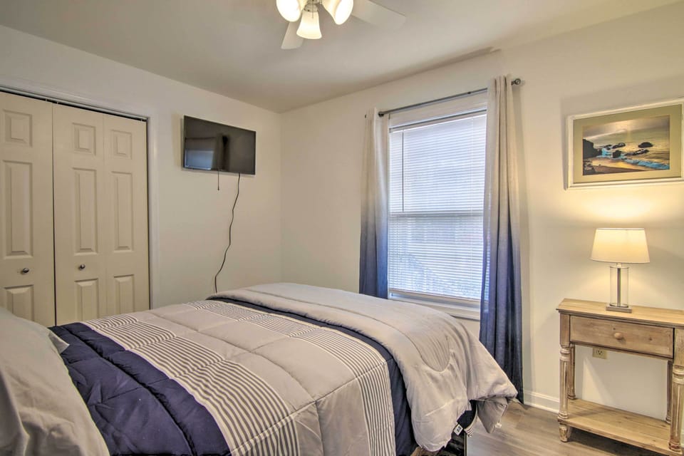 Bedroom 3 | Smart TV w/ Cable & Peacock