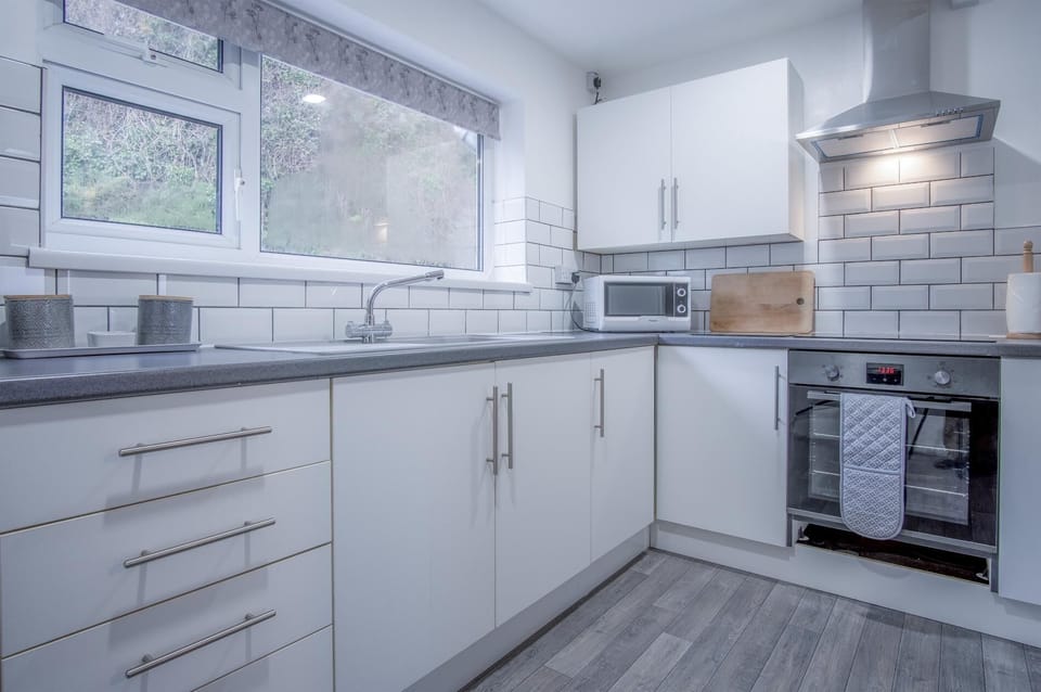 Pharmacy Court - 2 Bedroom Apartment - Saundersfoot (8041)