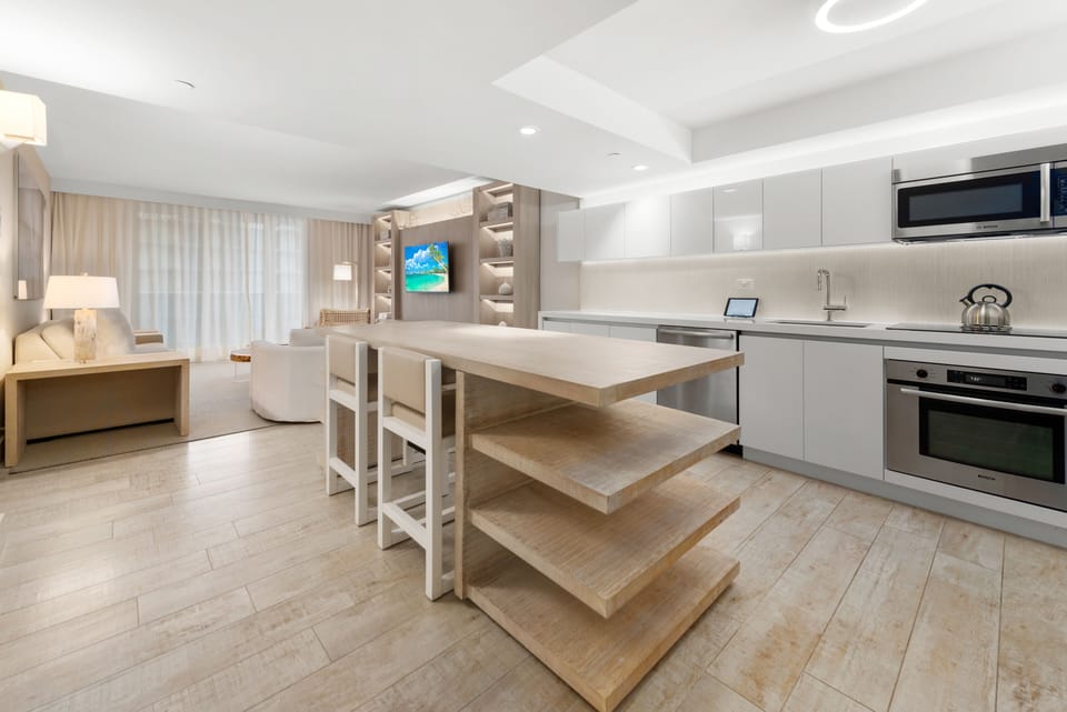 Full Kitchen with Dining Table
