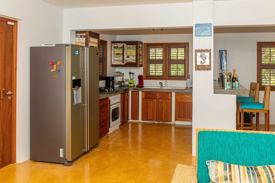 Full kitchen, breakfast bar