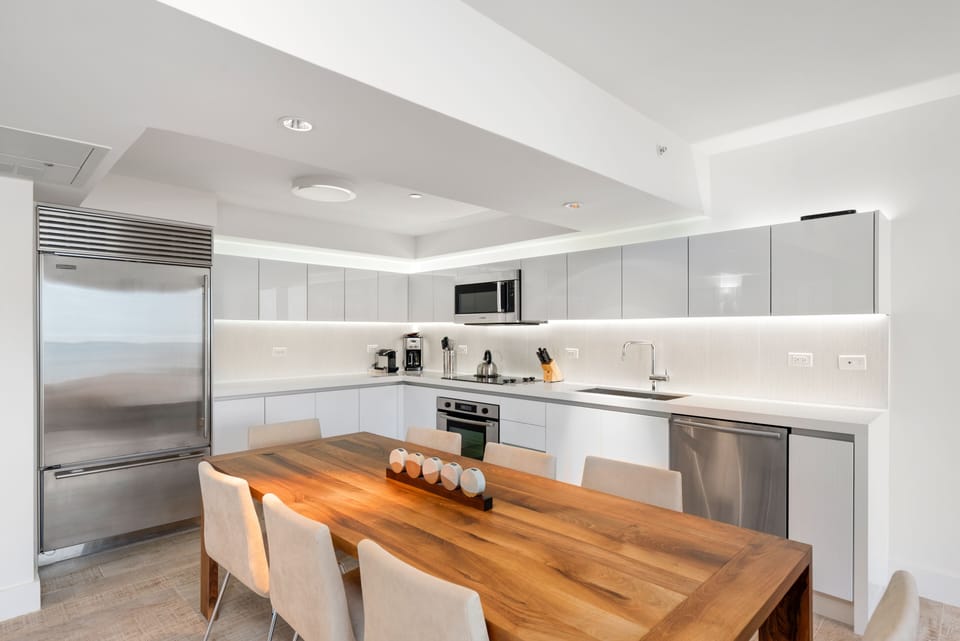 Full Kitchen with Dining Table