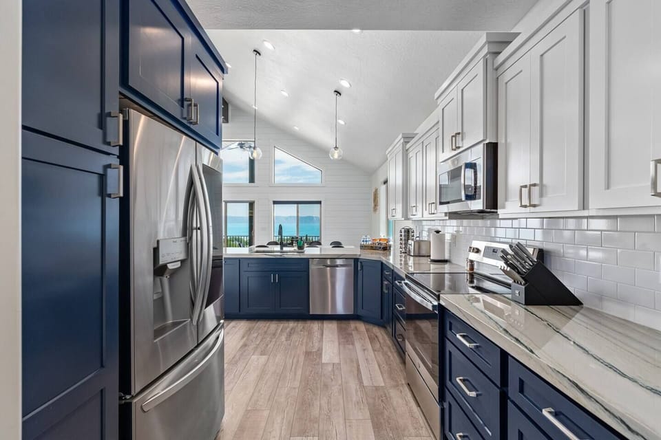 As you walk in from the exterior, you will be amazed and feel like you are in a little place of heaven called Bear Lake, the Caribbean of the Rockies.  You cannot beat the views which captivate the entire room.