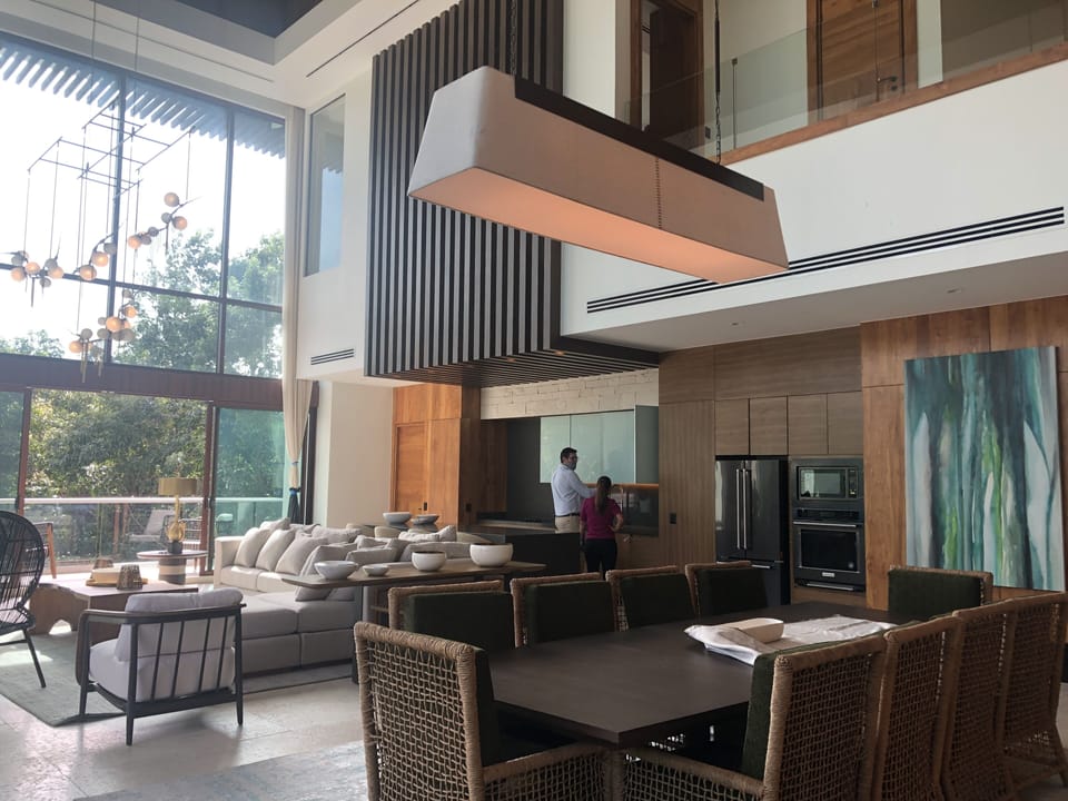 ESTATES 2-LEVEL LIVINGROOM AND KITCHEN
