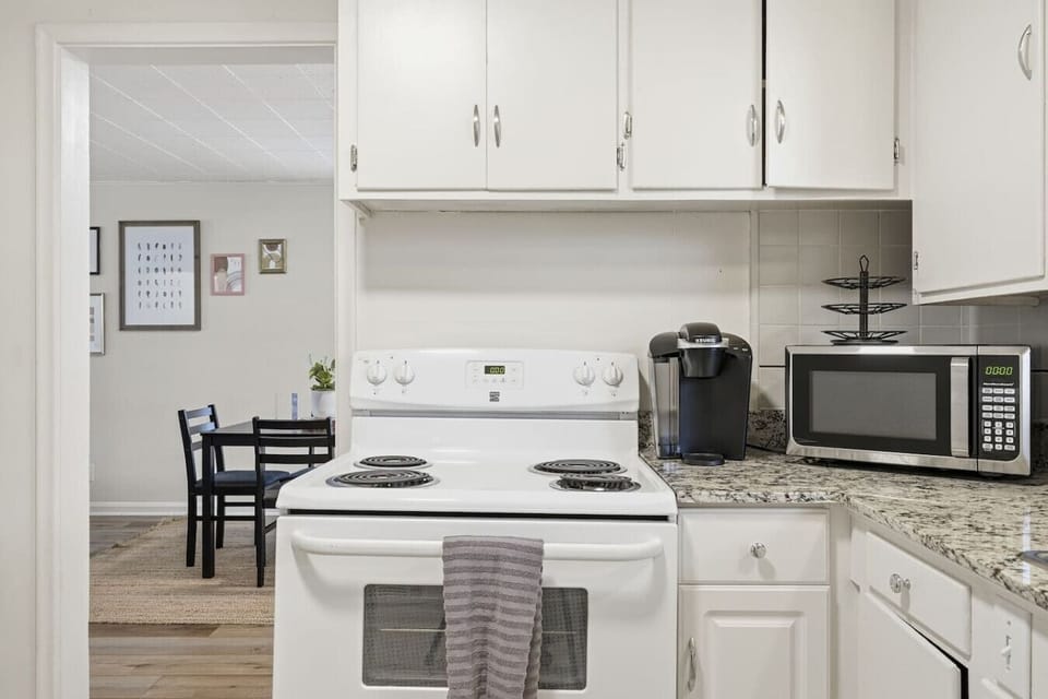 Cookware & utensils provided for dining in and long stays