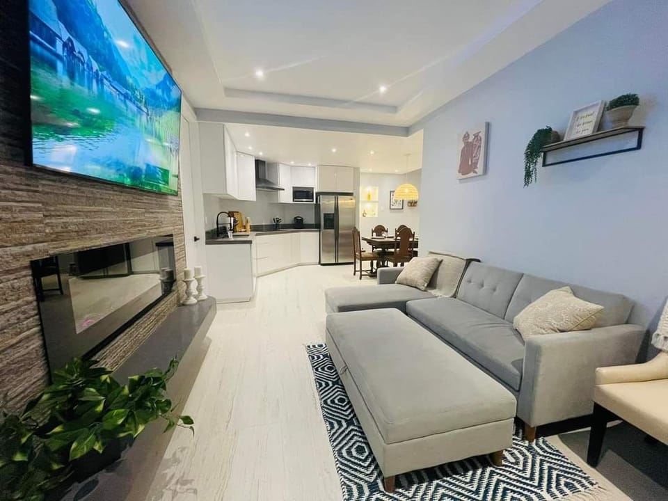 Entrance living room, wifi, netflix smart TV, sofa couch, memory foam. 