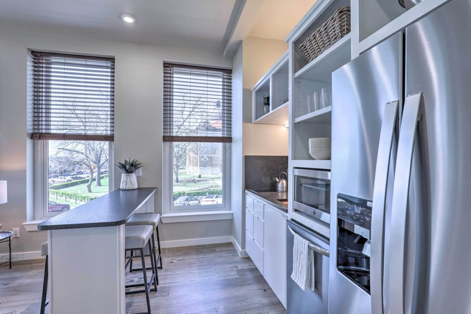 Fully Equipped Kitchenette | Dishware & Flatware | Ice Maker