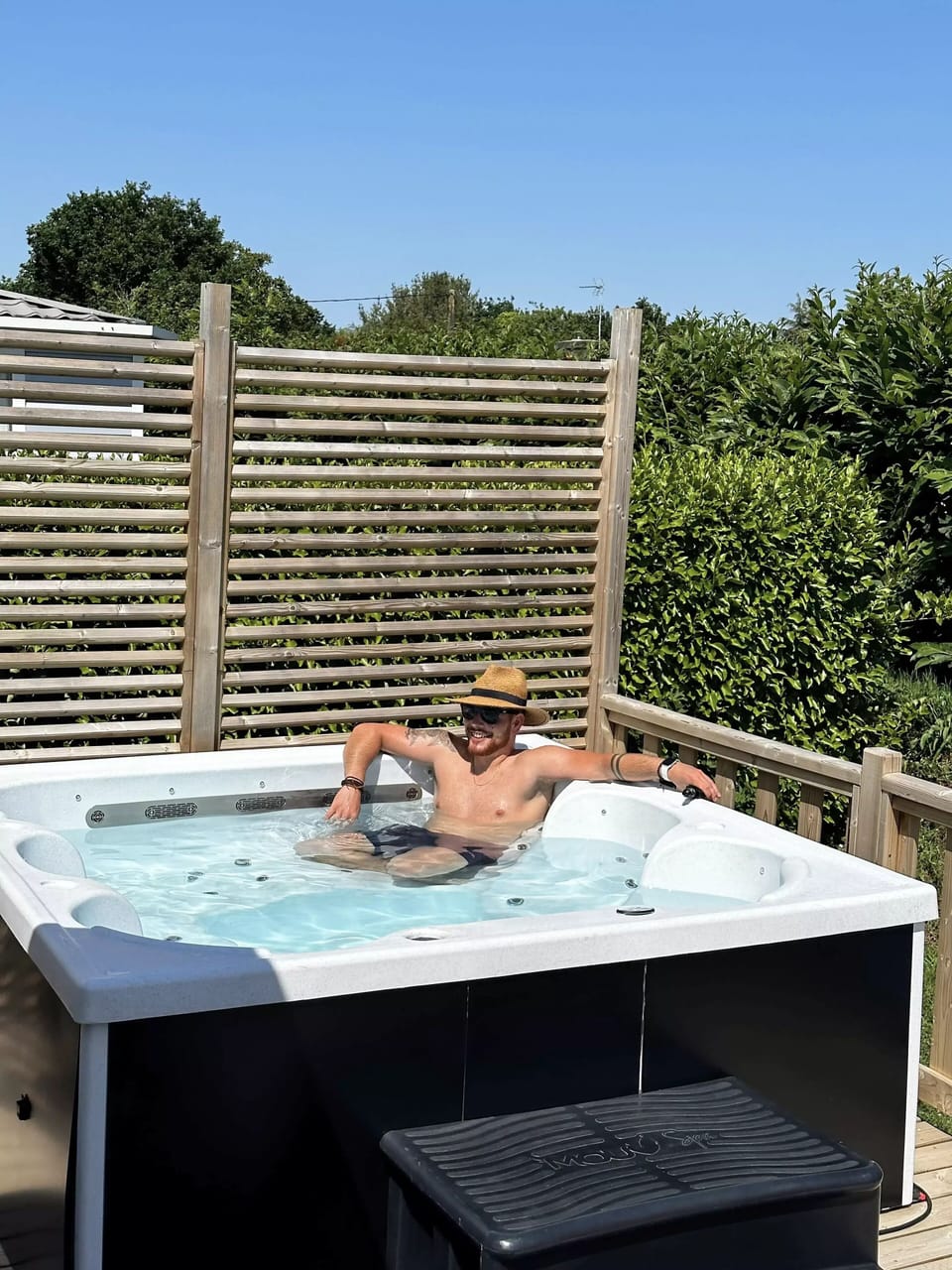 Outdoor spa tub