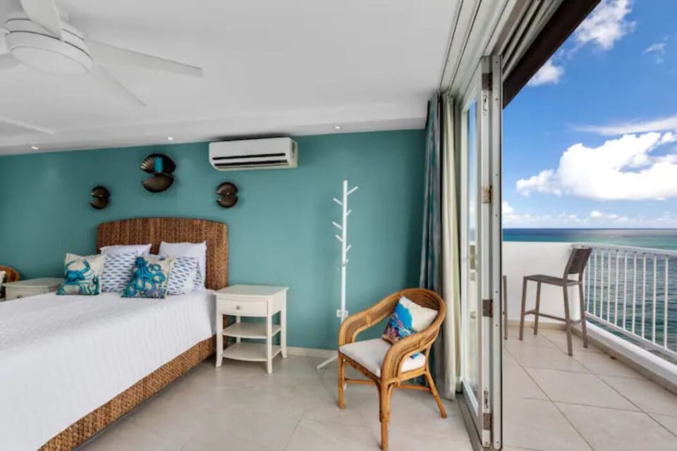 Step out of the bedroom onto the balcony to check the waves every morning