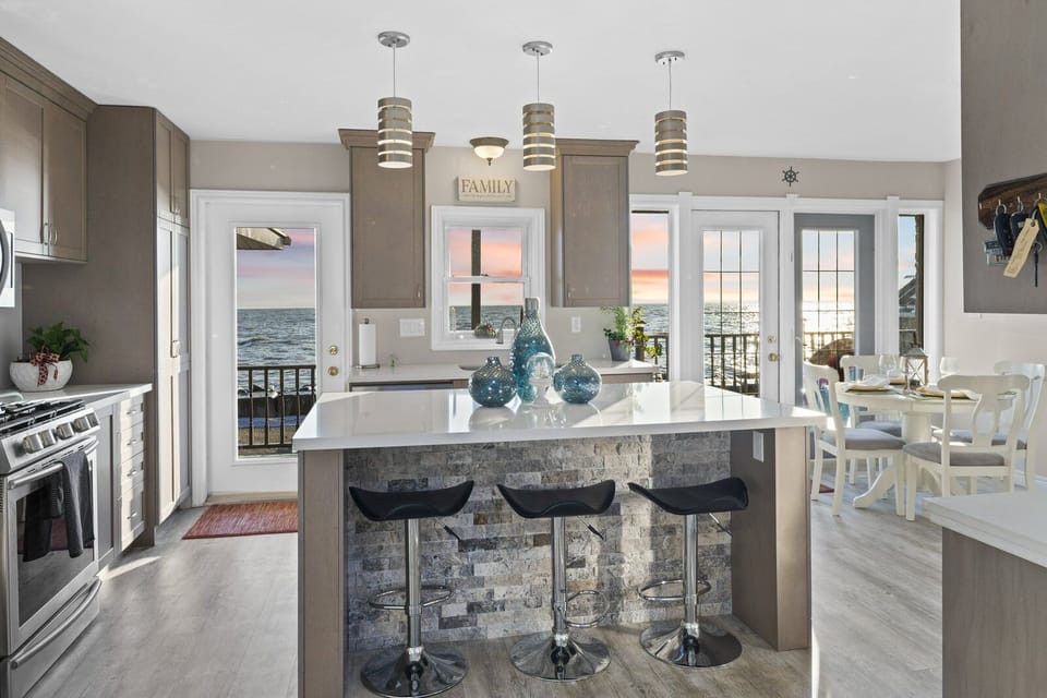 kitchen and breakfasts  area 