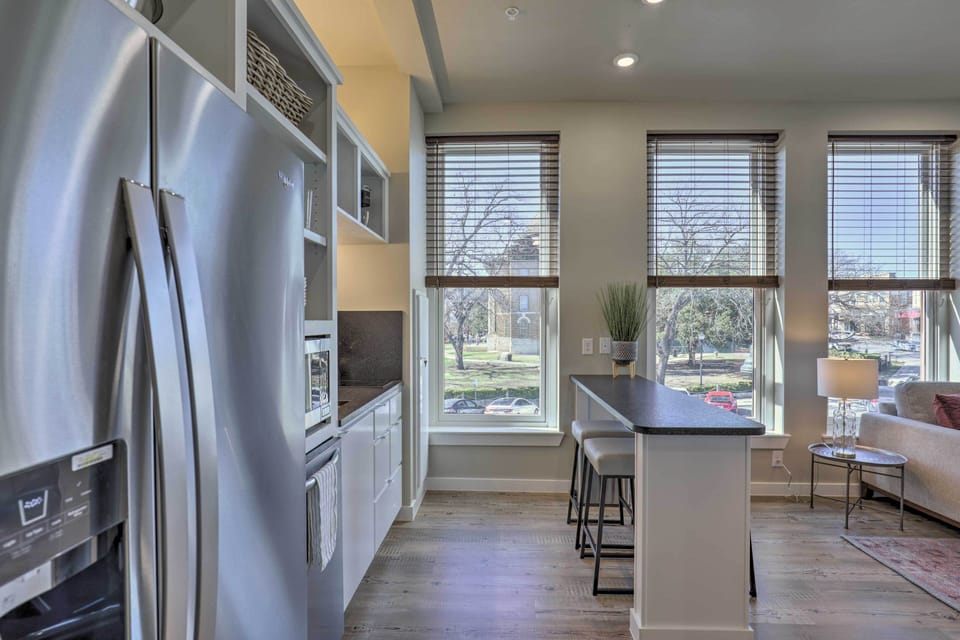 Fully Equipped Kitchenette | Dishware & Flatware | Ice Maker | Blender | Toaster