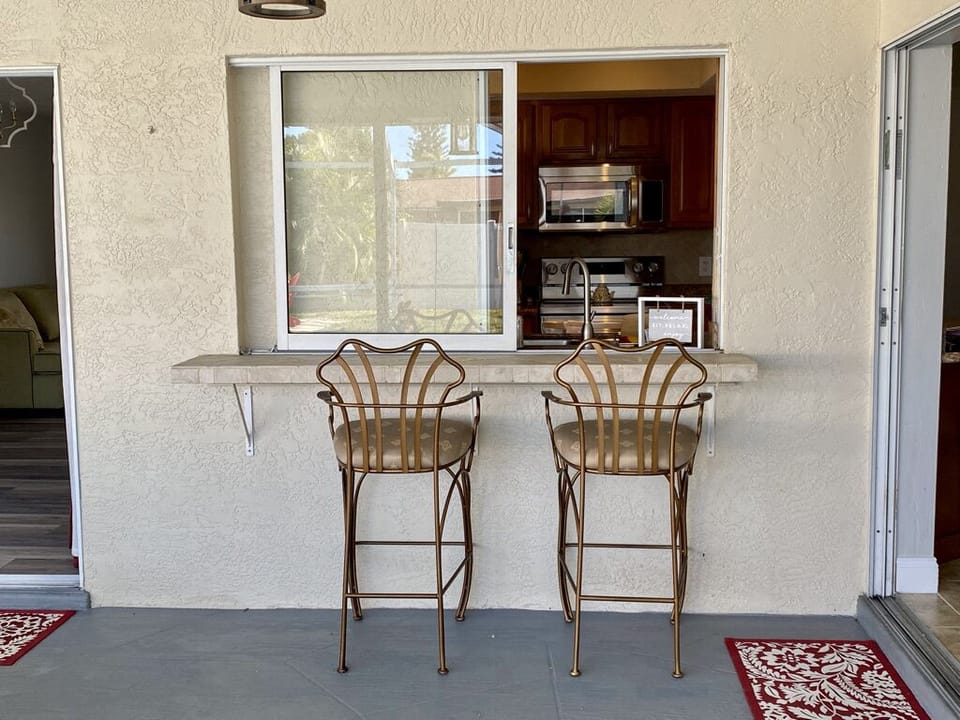 Pass through sit up bar to kitchen!