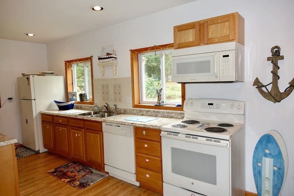 Kitchen - over 15 feet of counter space