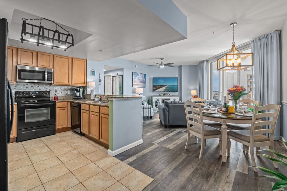 Open floor plan, come enjoy the Florida life style in this 5 star unit! 