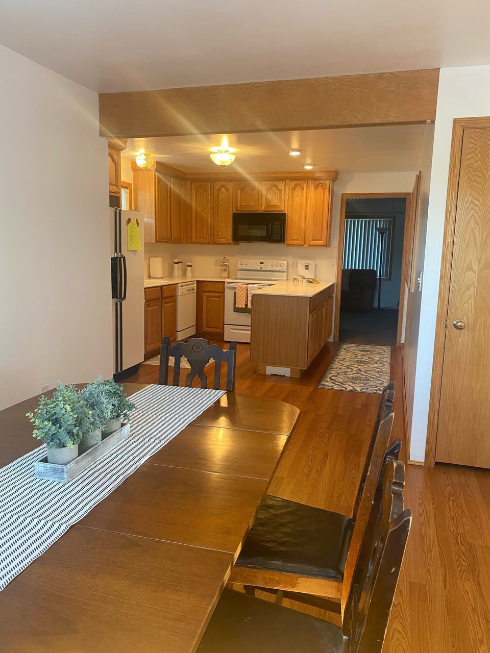 Main floor. Kitchen/dining. Open. Service for 8. Smart TV.