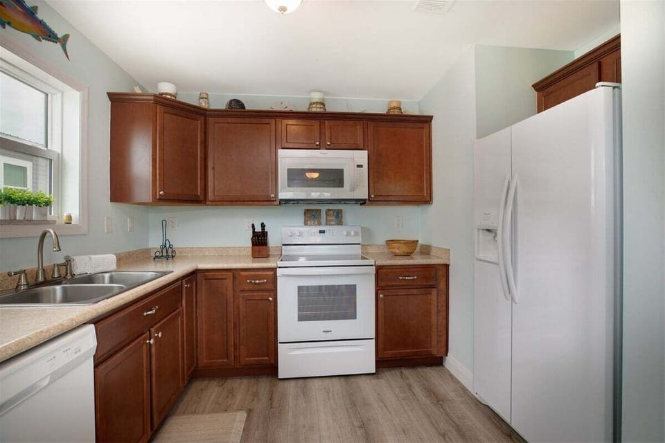 Compact, yet complete: maximizing space without compromising functionality in our fully-equipped kitchen.