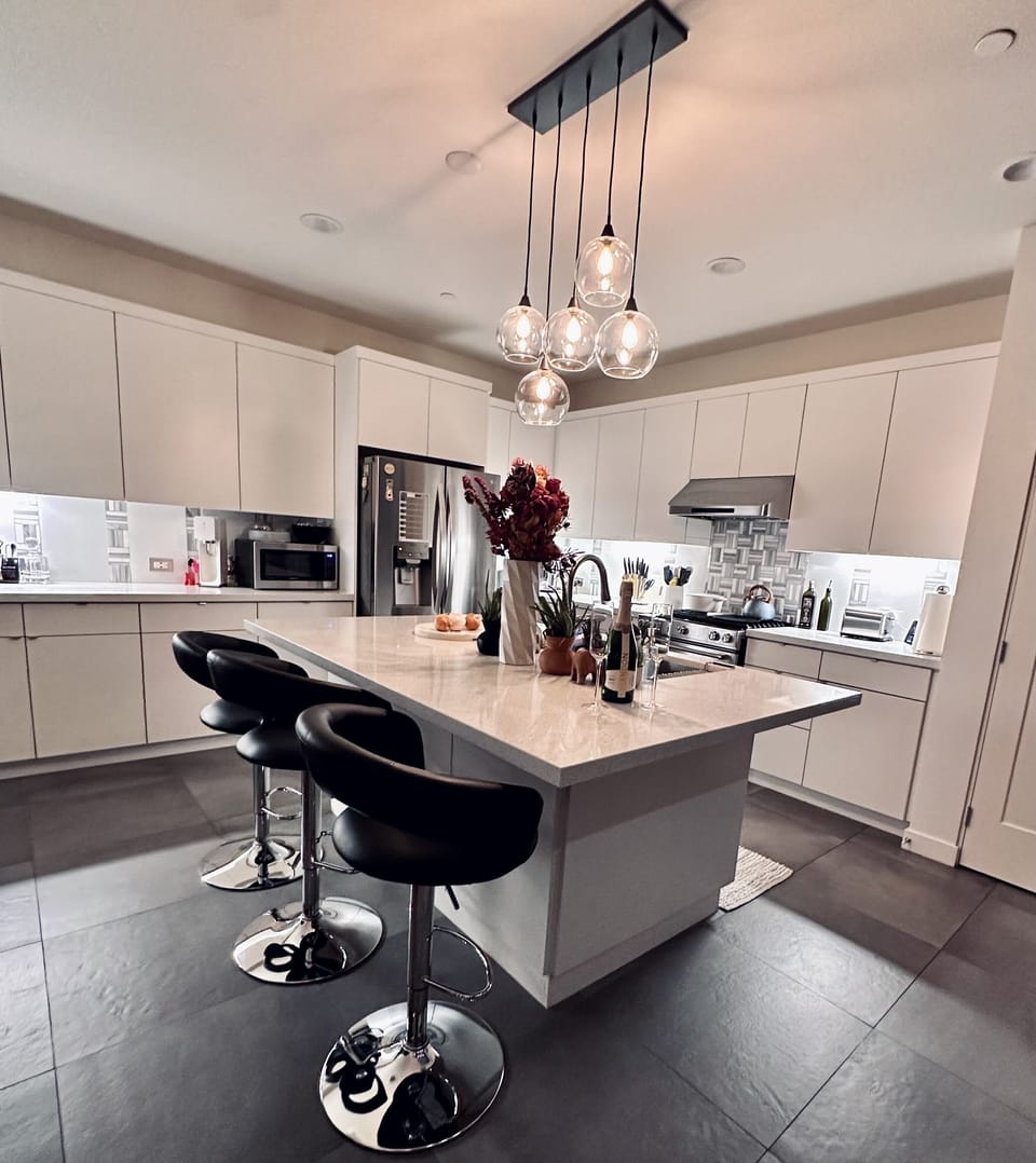 Fully equipped kitchen with high end appliances 