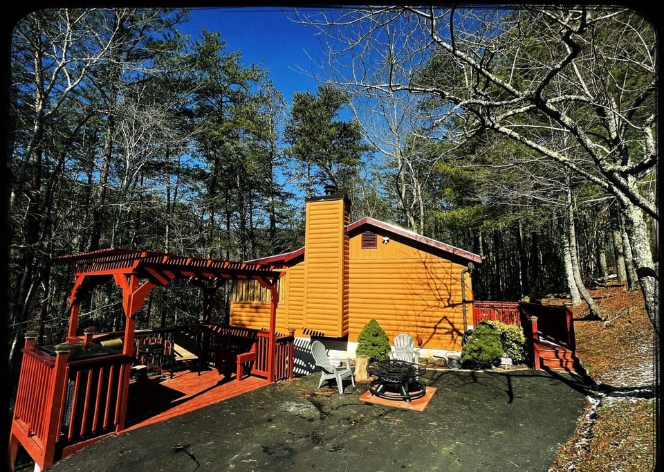 Driveway with pergola/charcoal grill/fire pit 