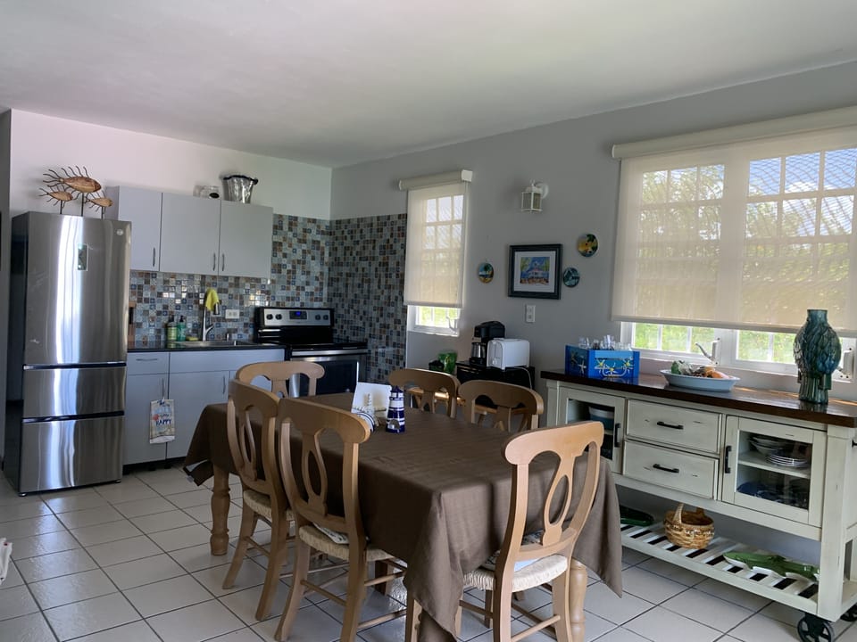 Dinning table/Fully equipped kitchen