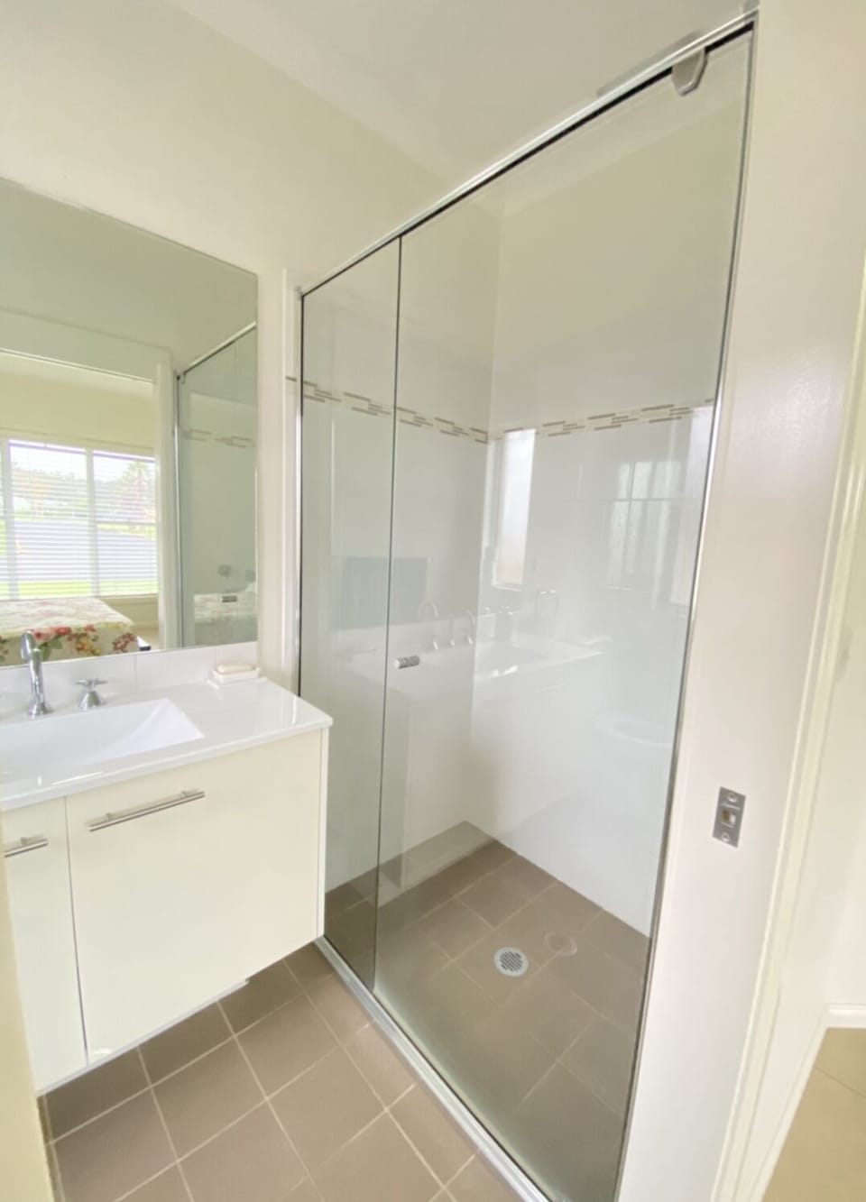 Master en-suite include shower, vanity and toilet 