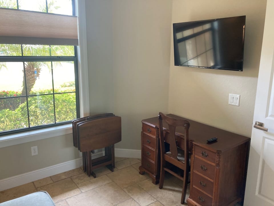 Bedroom 4, desk and TV