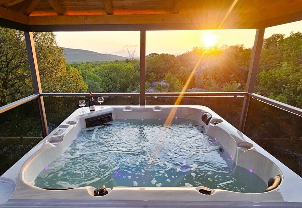 Outdoor spa tub