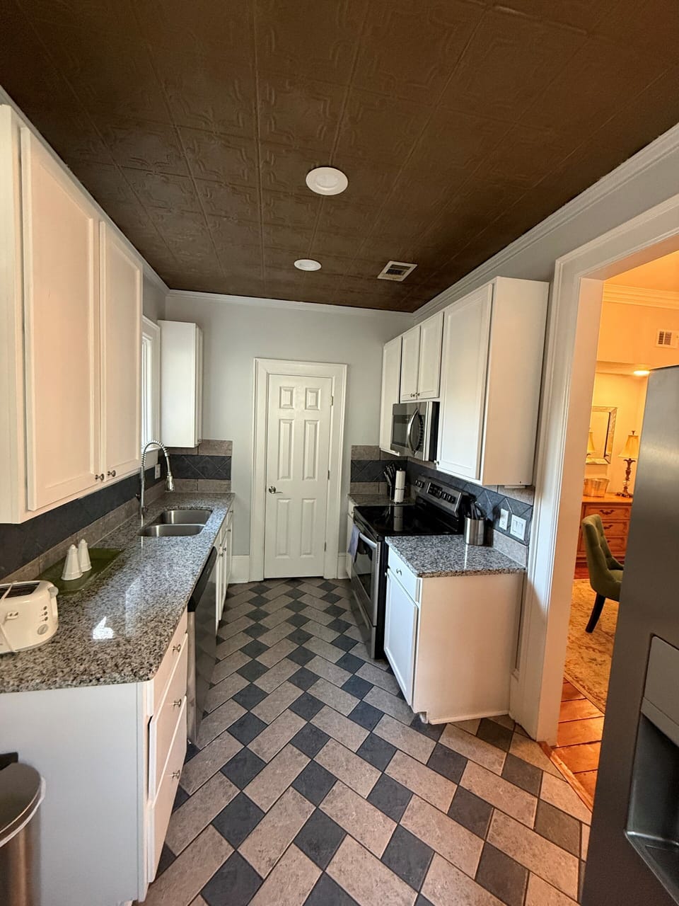 Everything needed for breakfast or a nice dinner is available 