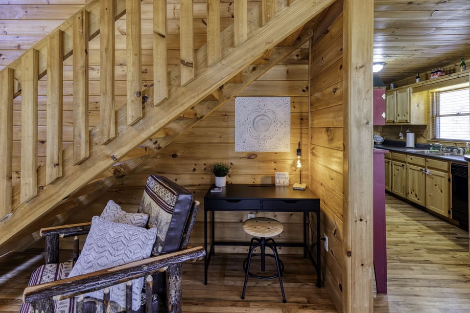 Desk Nook: Inspire your creativity in this stylish workspace
