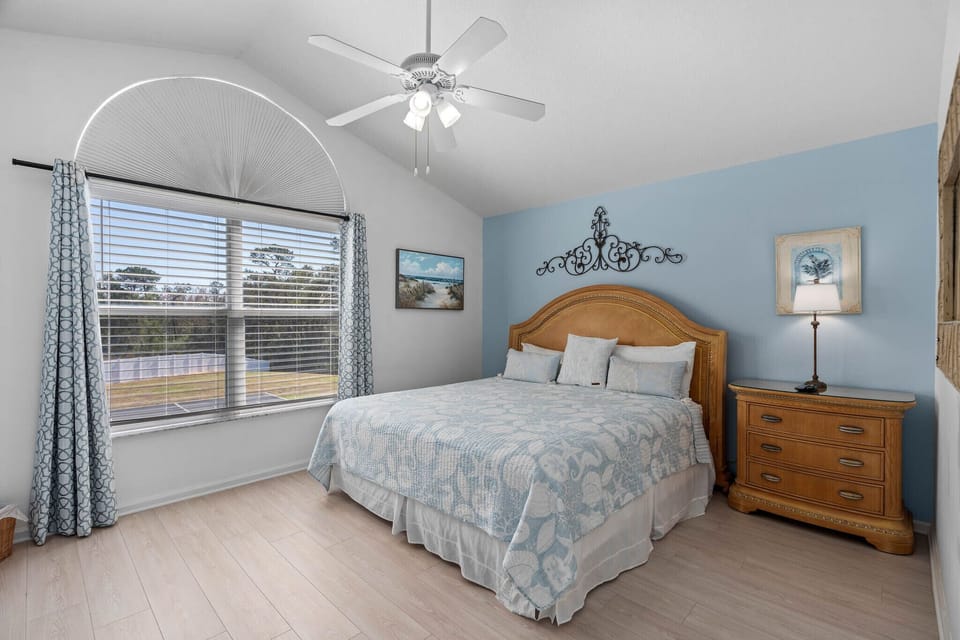 King bedroom. 2nd floor.