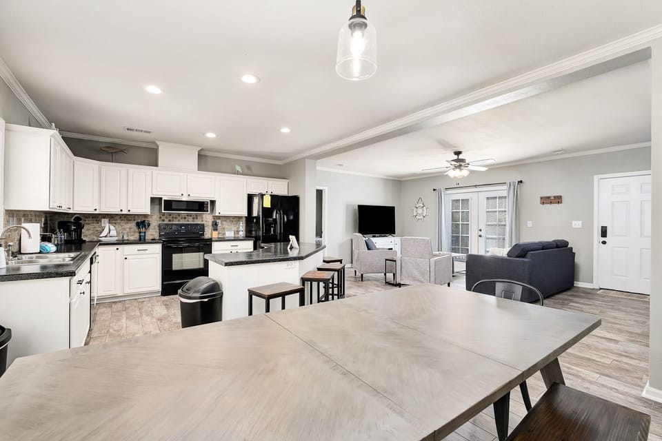 Plenty of room for Entertaining!!!