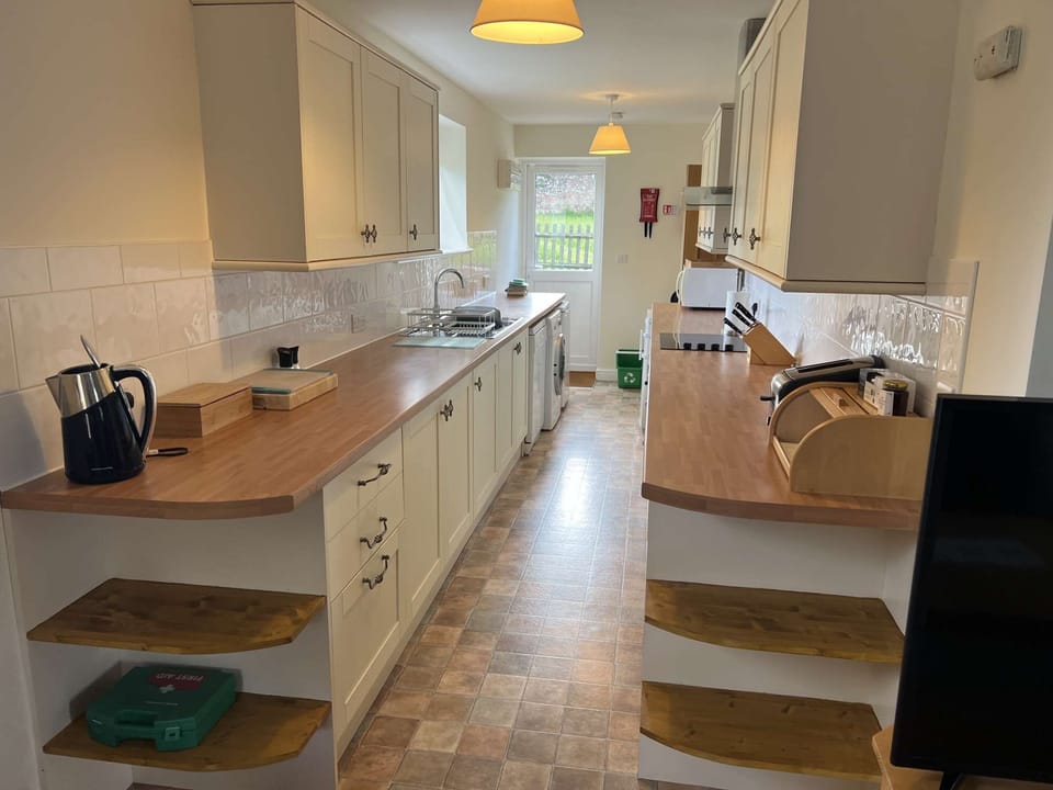 Fully fitted kitchen