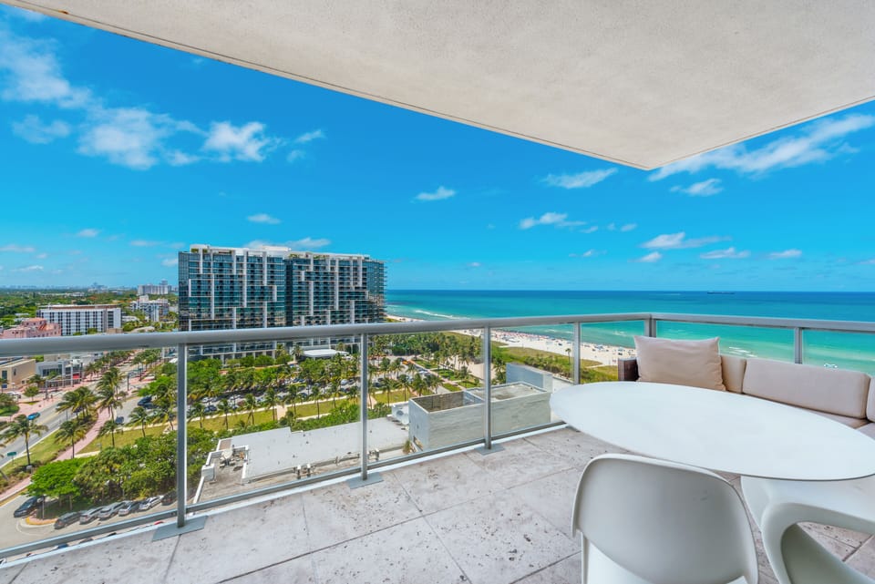 Private Balcony Overlooking the Ocean!
