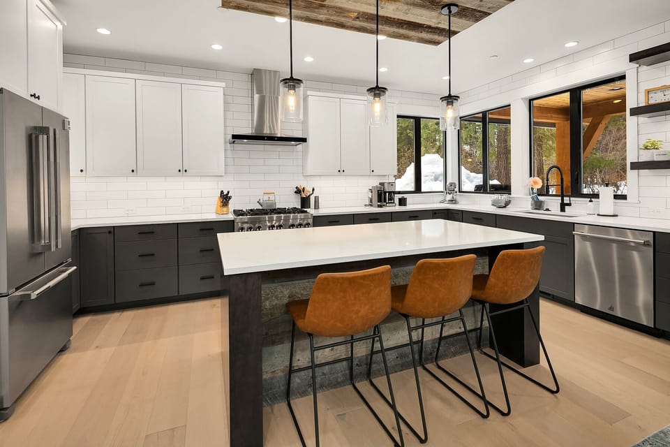 Wildflower in Suncadia: - Fully stocked chef's kitchen with a large center island.