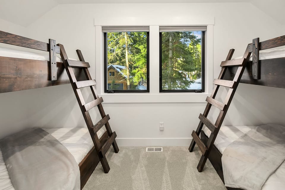 Wildflower in Suncadia: - Bunk room just off the bonus room with two sets of twin over full bunks.