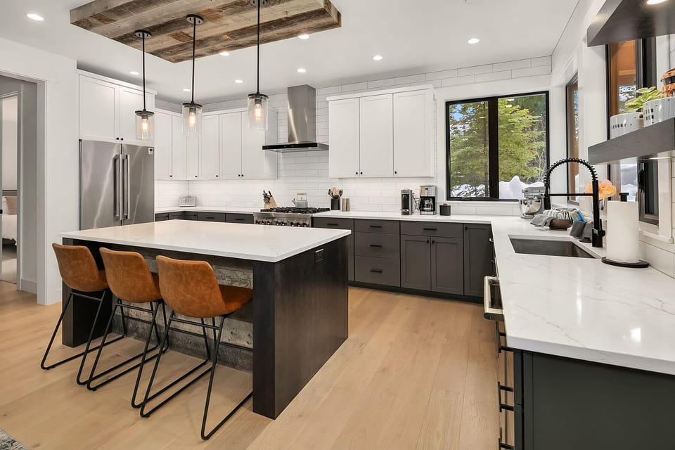 Wildflower in Suncadia: - Extra seating for 3 at the kitchen island.