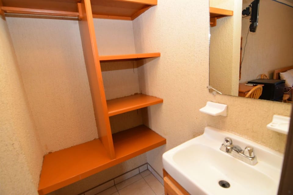 Beatrice Place 2 - bathroom