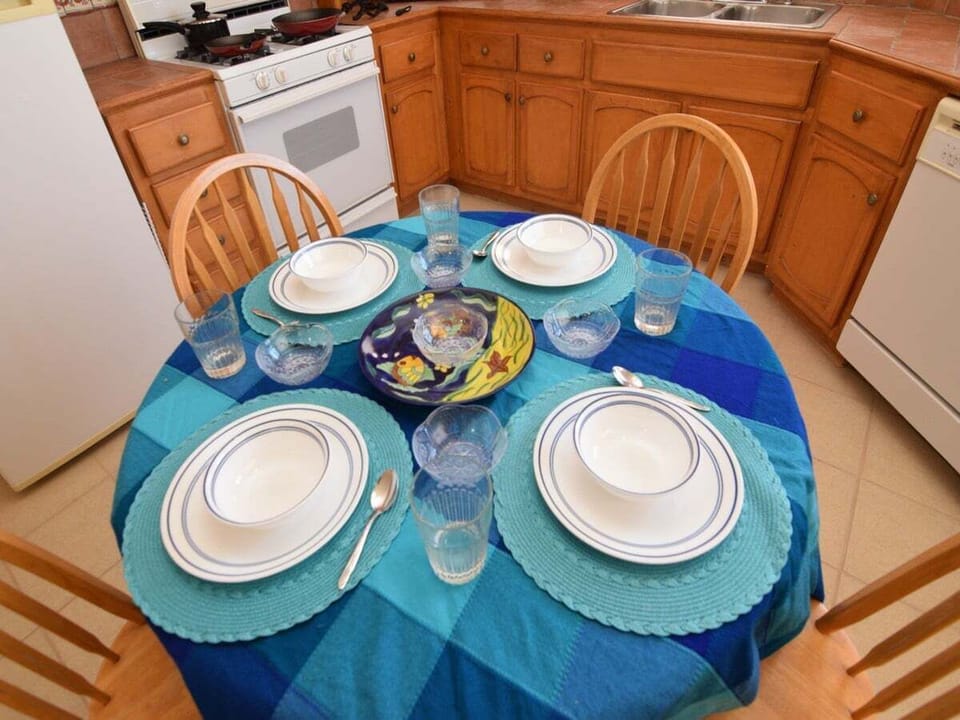 Cozy dining space for four at Casa Magers in El Dorado Ranch San Felipe BC — perfect for morning coffee or quick meals.