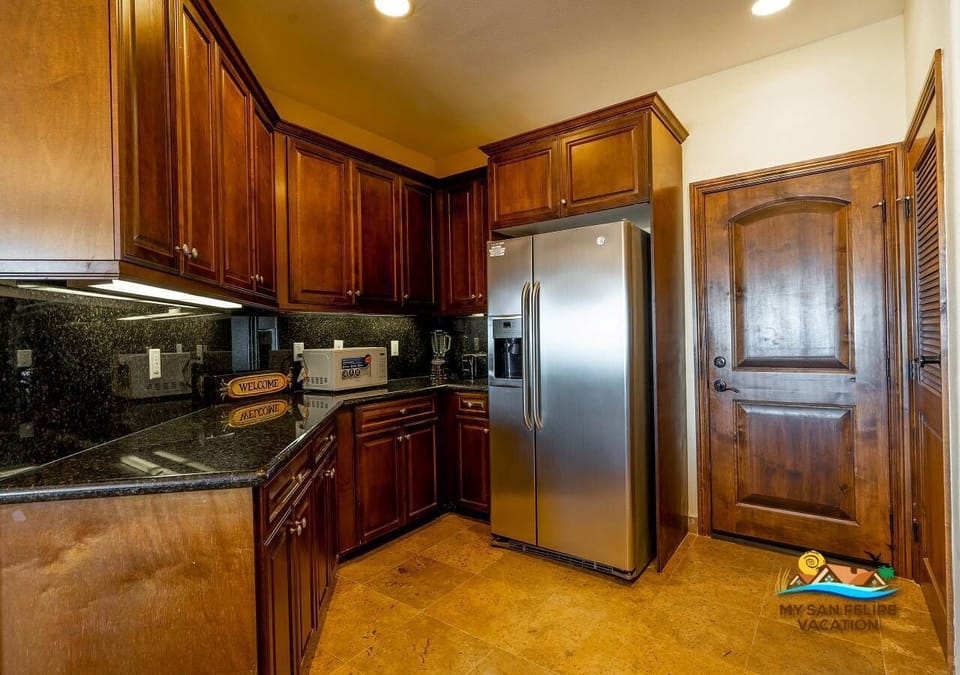 La ventana del mar San Felipe beachfront Condo 75-4 - kitchen fridge