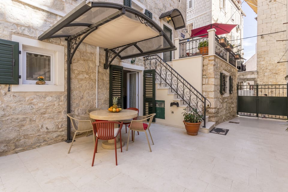 Villa Erede, outdoor sitting area.