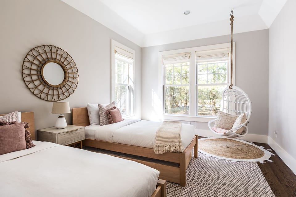 Bedroom with en-suite full bath (2 Twin trundle beds, main level)