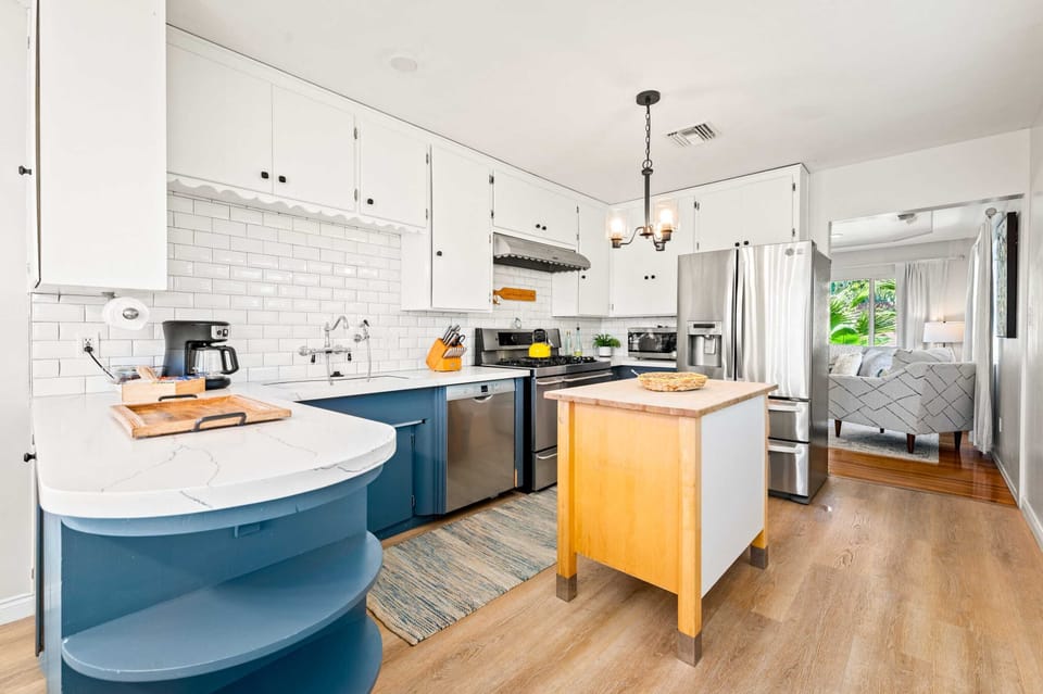 Full kitchen (AC, dining table)