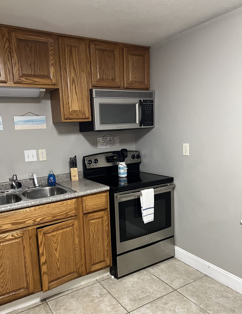 Kitchen with full appliances
