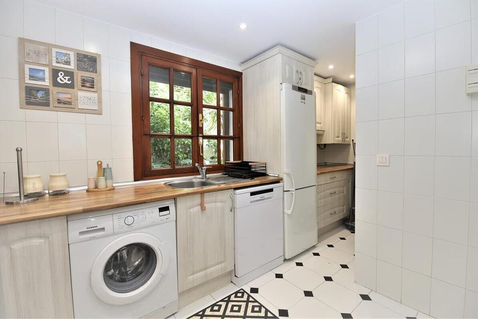 Another view of the fully fitted kitchen from another angle