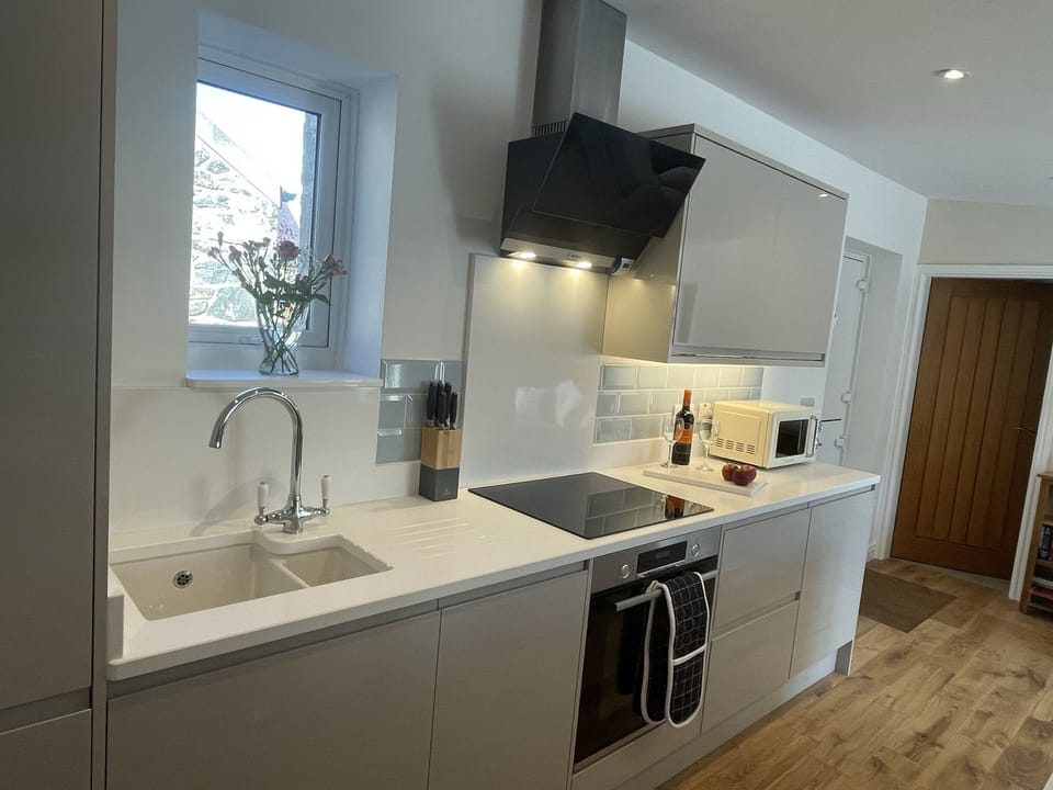 Kitchen with white quartz worktops & Bosch appliances