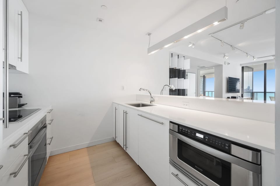 Full Kitchen with Dining Table