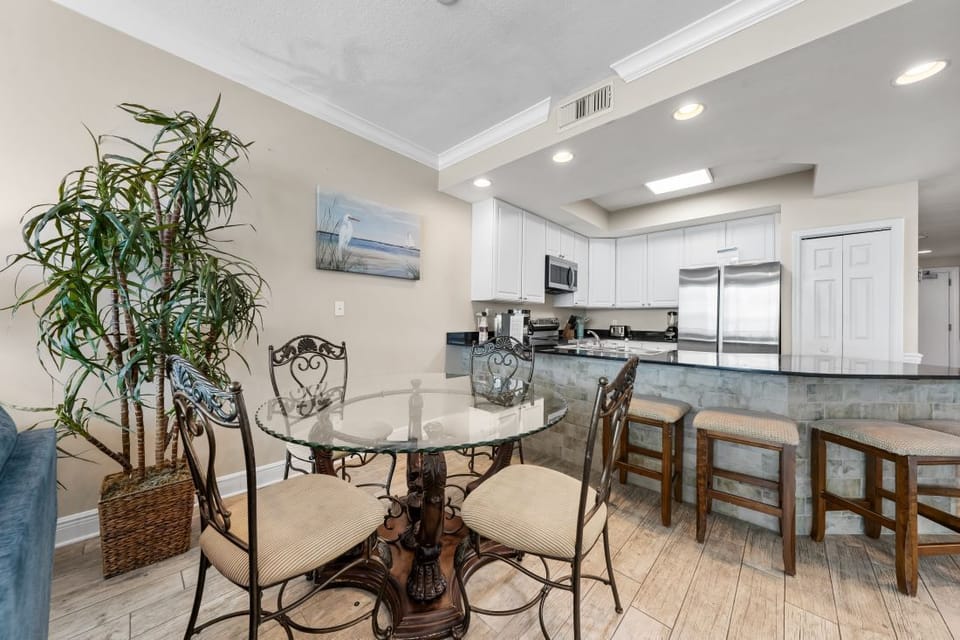7 SAN1706 Dining Area