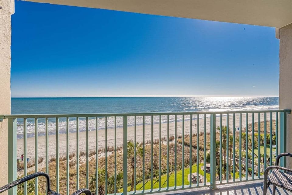 Enjoy bright mornings with the ocean ahead.