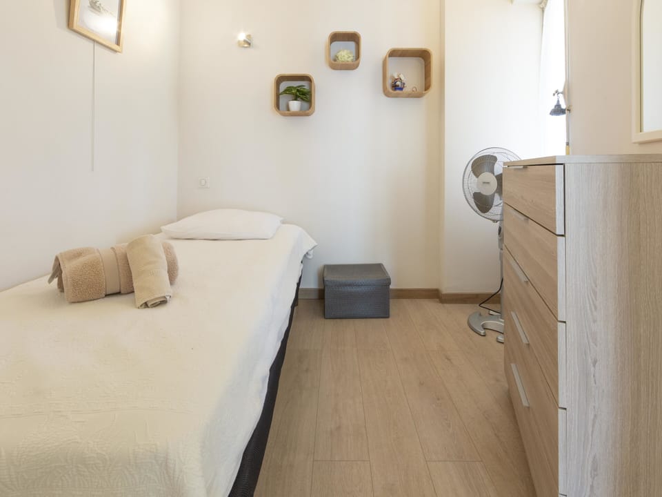 third bedroom with 1 simple bed